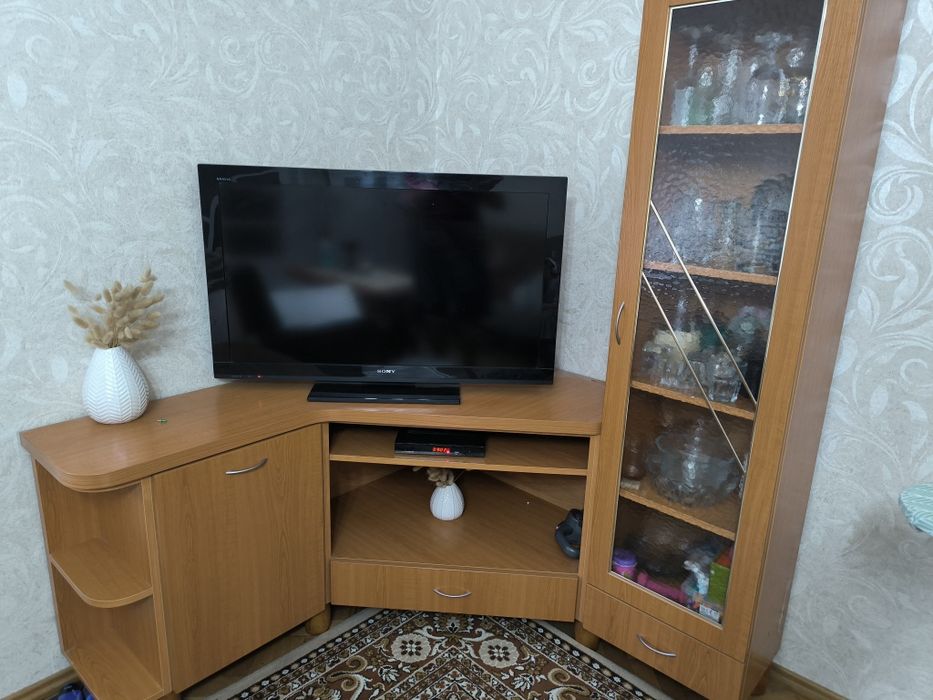 Szafka pod telewizor z witryną i biurko