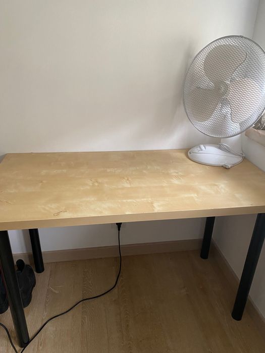 Secretaria IKEA tampo cor madeira clara e pernas pretas