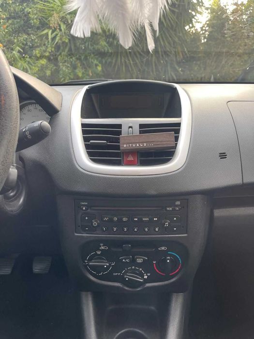 Peugeot barato e com algum uso.