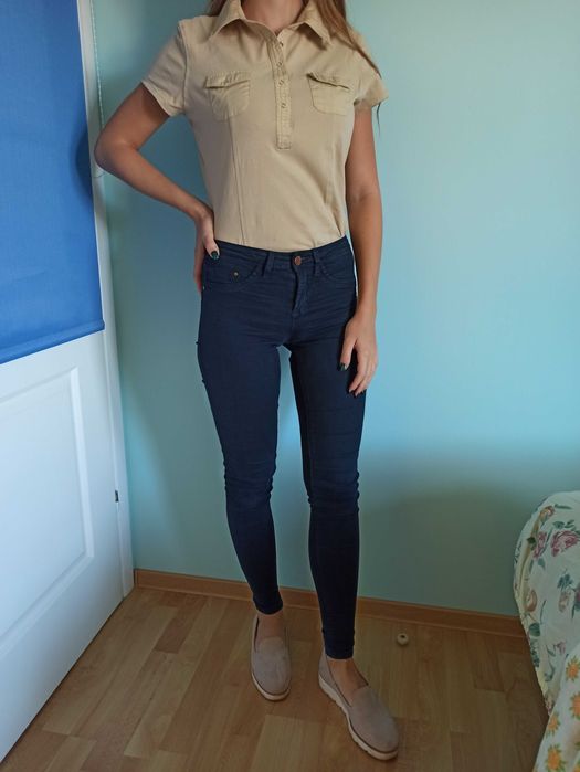 Beżowa bluzka z kołnierzykiem, z krótkim rękawem