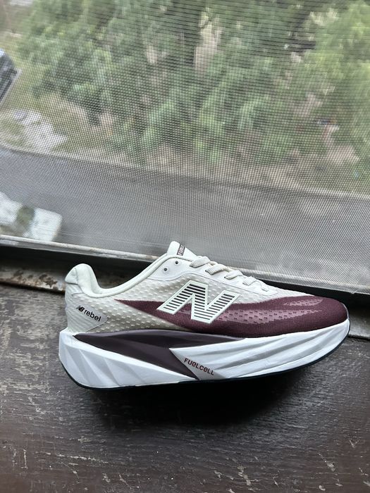 Жіночі бігові кросівки New Balance FuelCell Rebel v5