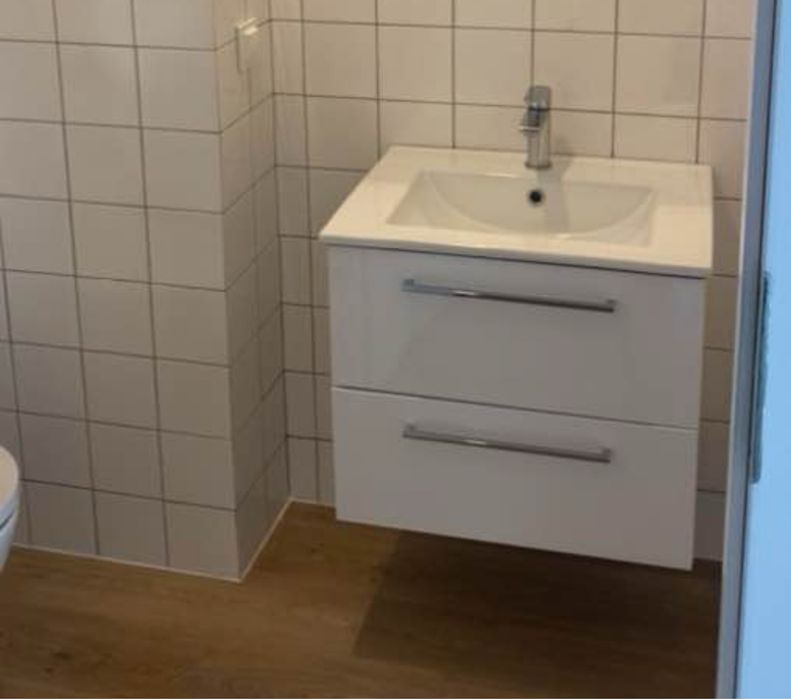 Szafka łazienkowa z umywalką i baterią SENSEA 61 cm