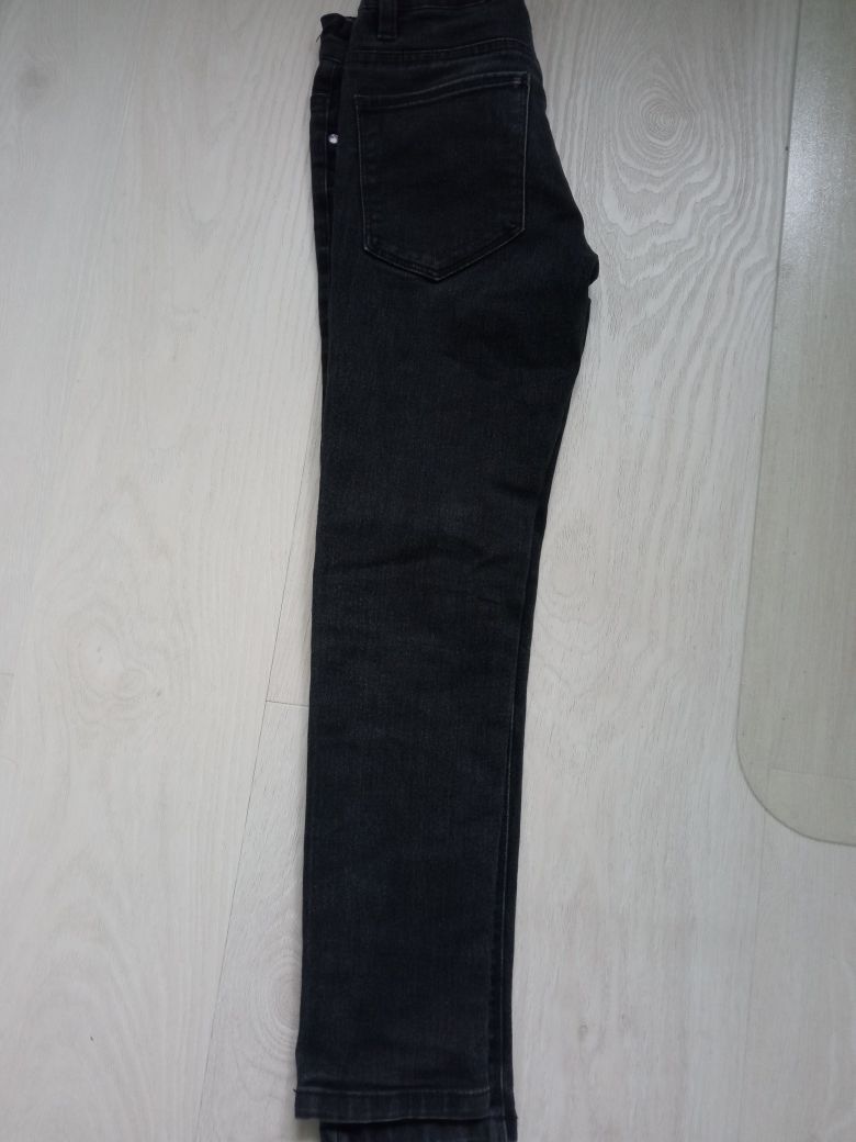 Spodnie czarne jeansowe 140