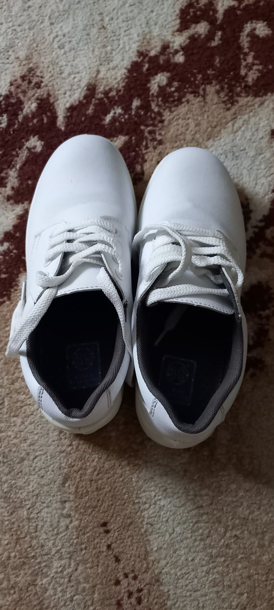 Кросівки білі шкіряні,нові