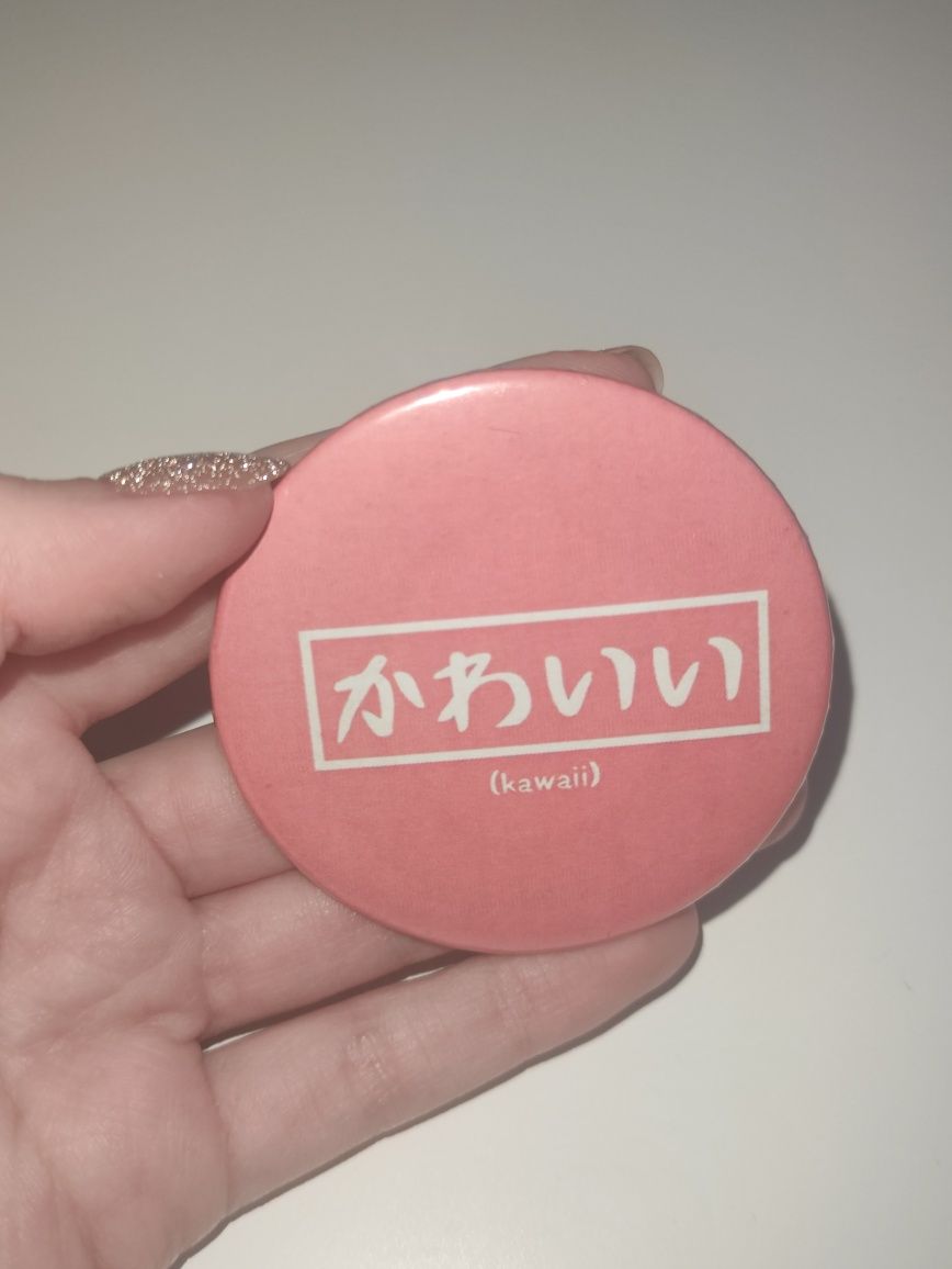 Różowa przypinka kawaii napis japoński harajuku badge