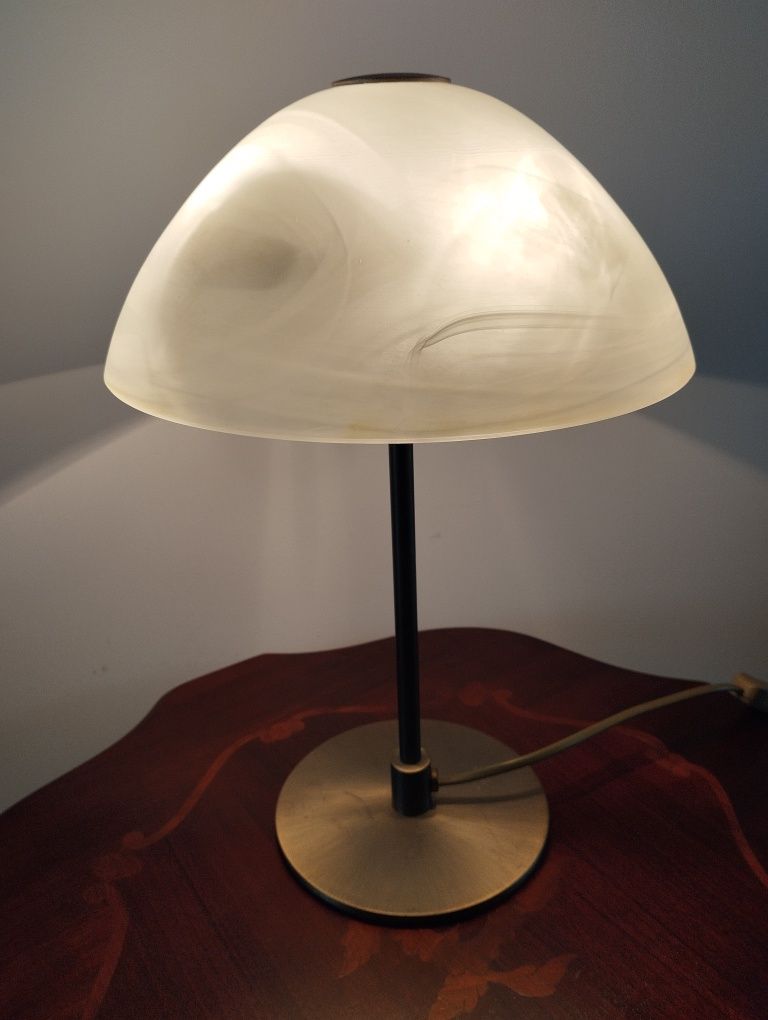 Lampka nocna metalowa ze szklanym kloszem