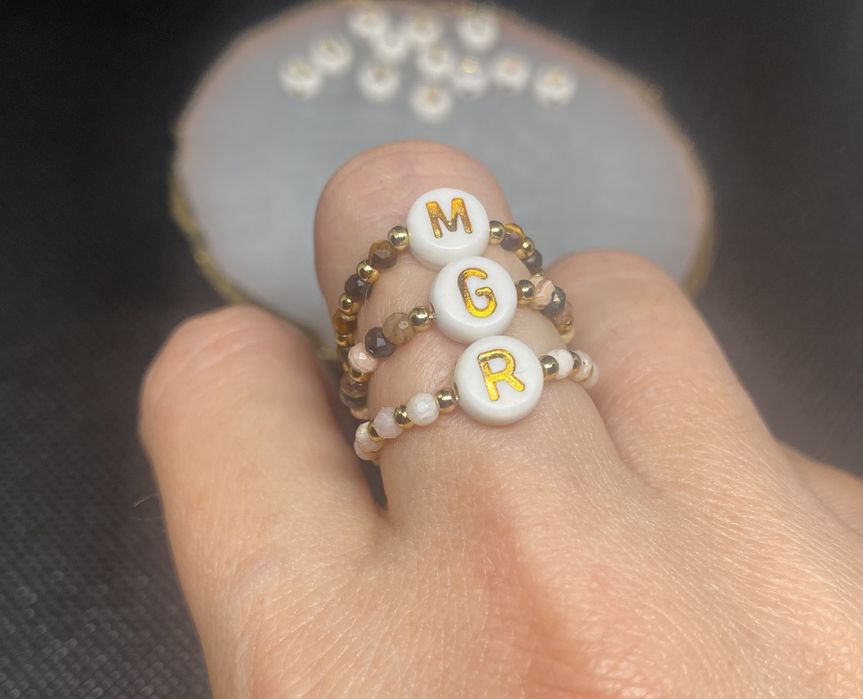 Pierscionek elastyczny z literką i kamieniami naturalnymi