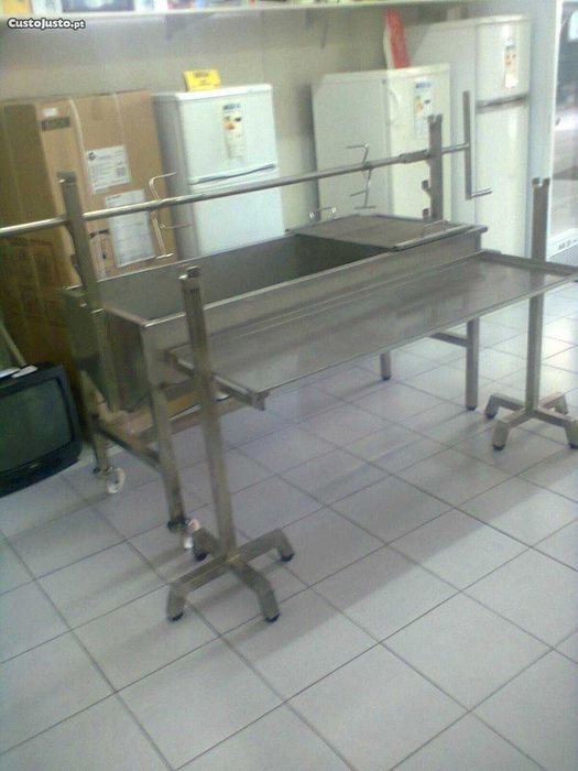 Assador de porco no espeto