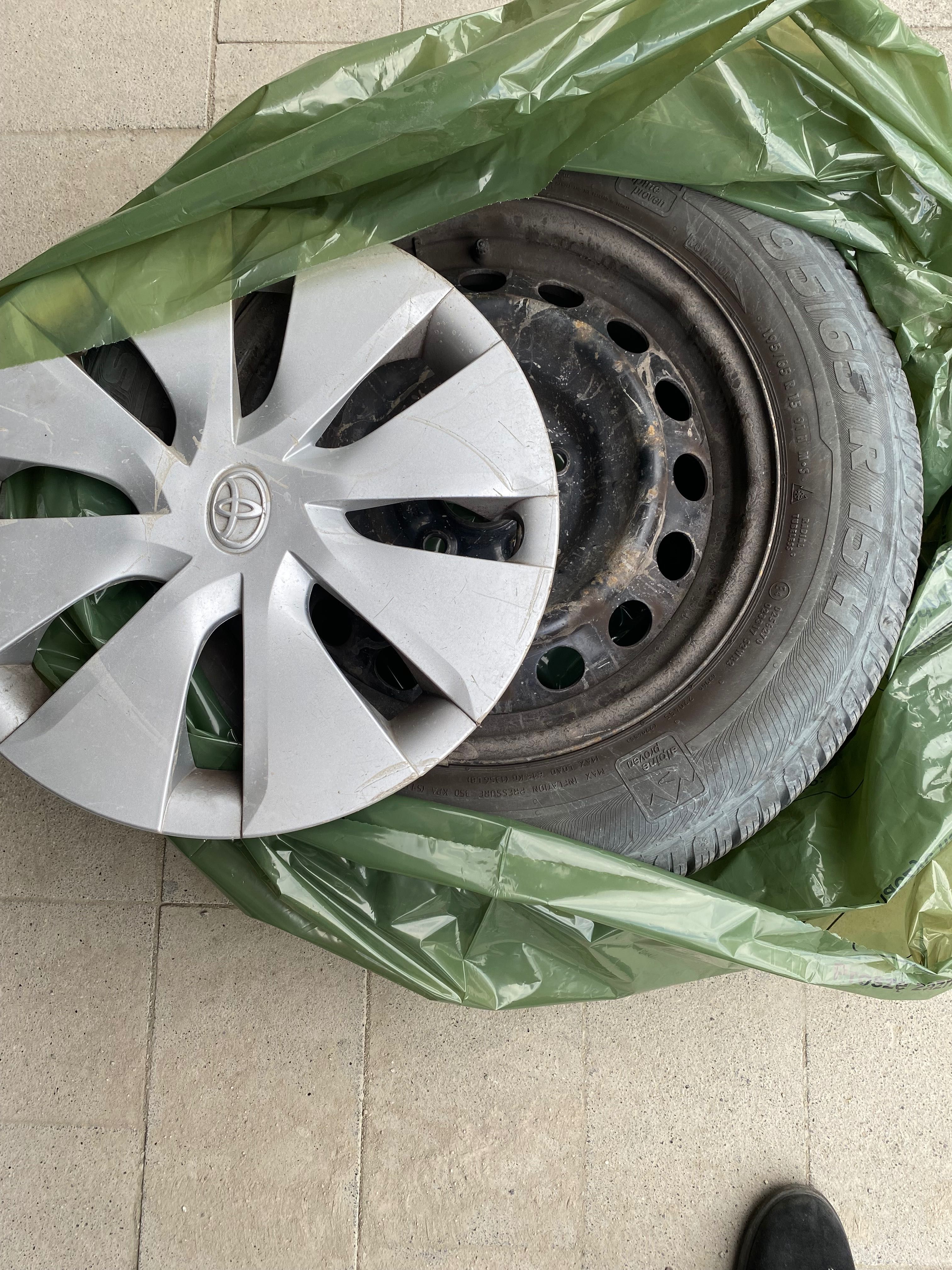 Koła stalowe opona 15 zimowe z oryginalnym kołpakiem Toyota