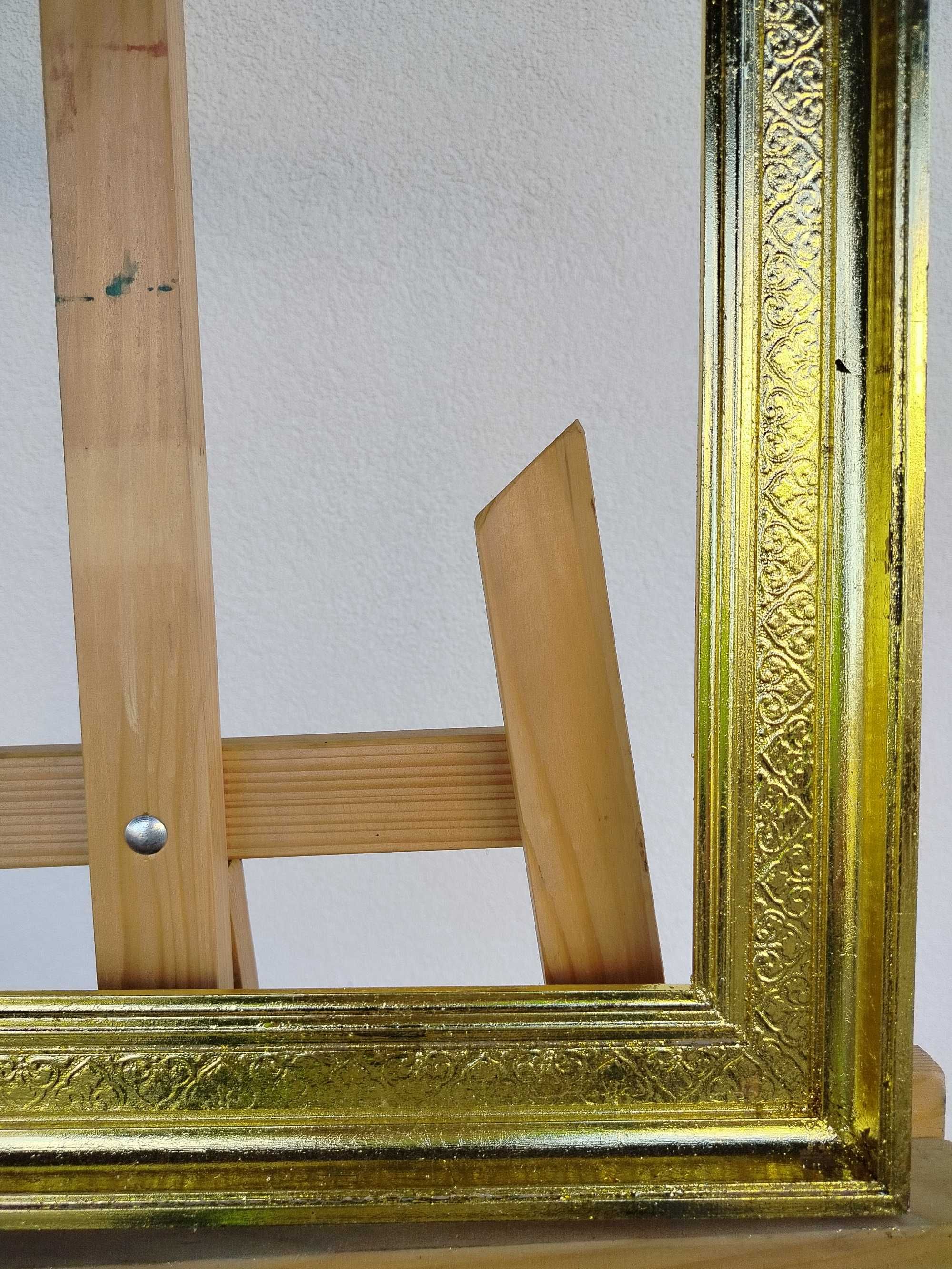 Stylowa drewniana złocona rama na obraz lustro