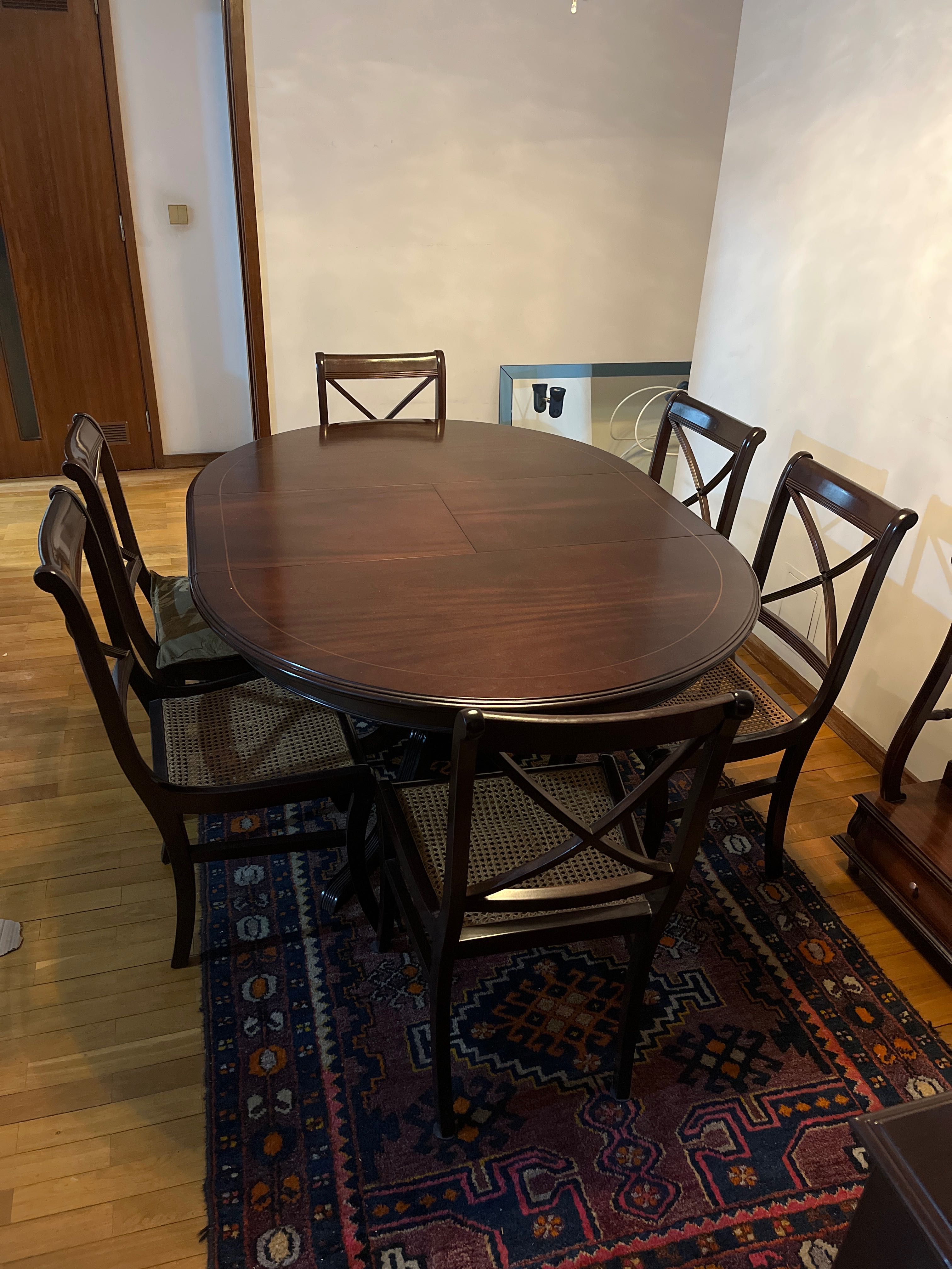Mesa de jantar redonda, extensível para oval, em madeira maciça