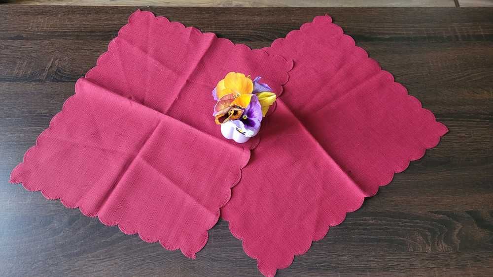 Dwie ciemnoczerwone plamoodporne serwetki