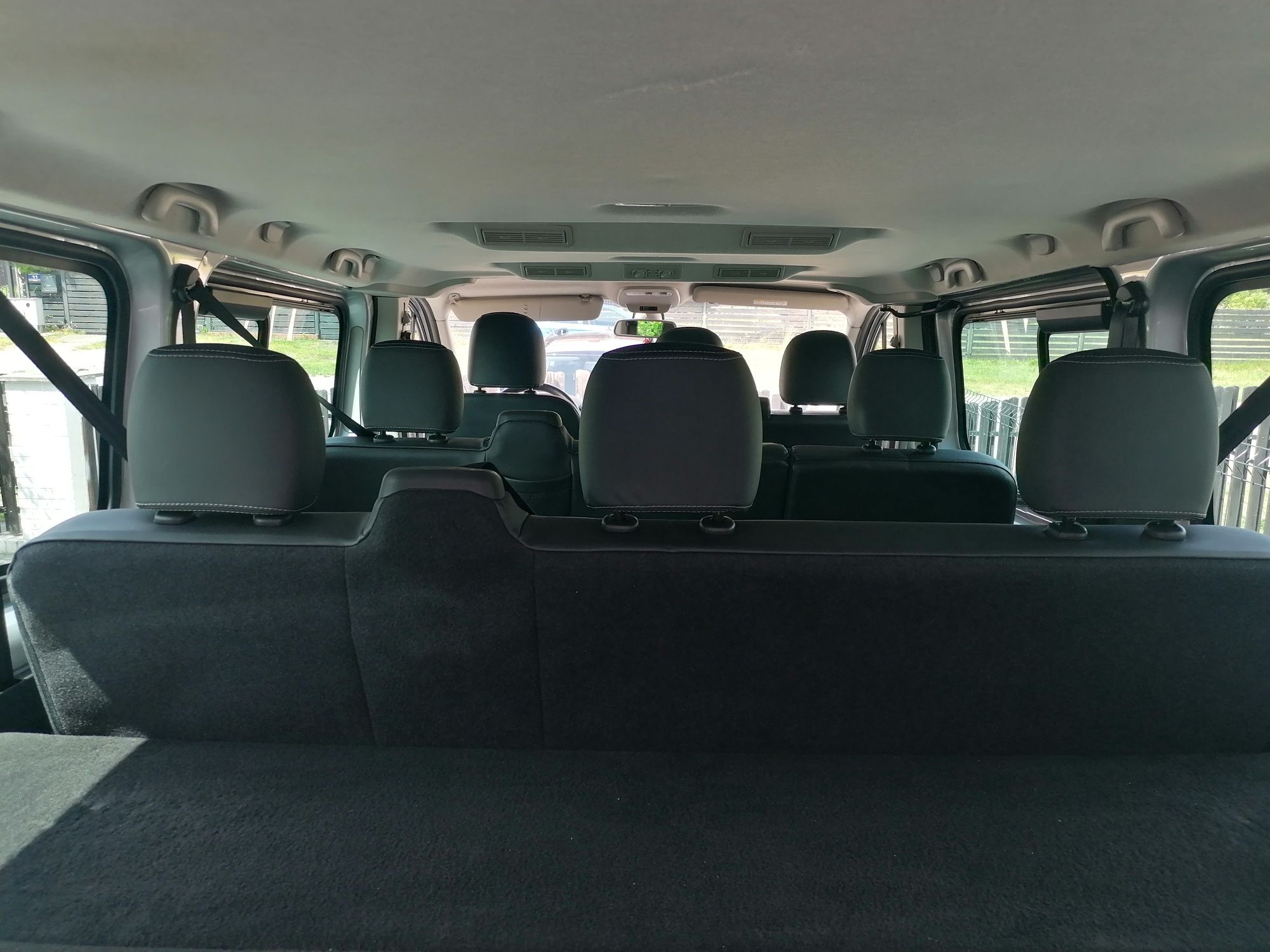 Wynajem bus 9 osób wypożyczalnia Opel Vivaro long 145KM