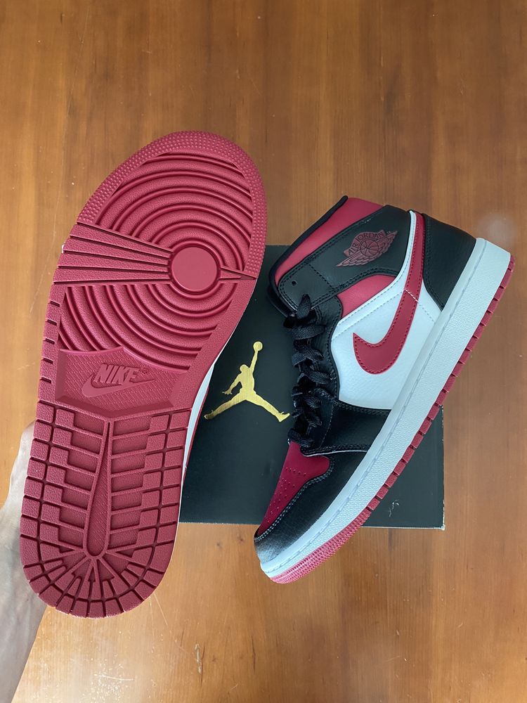 Air Jordan 1 Mid Bred Toe 2019