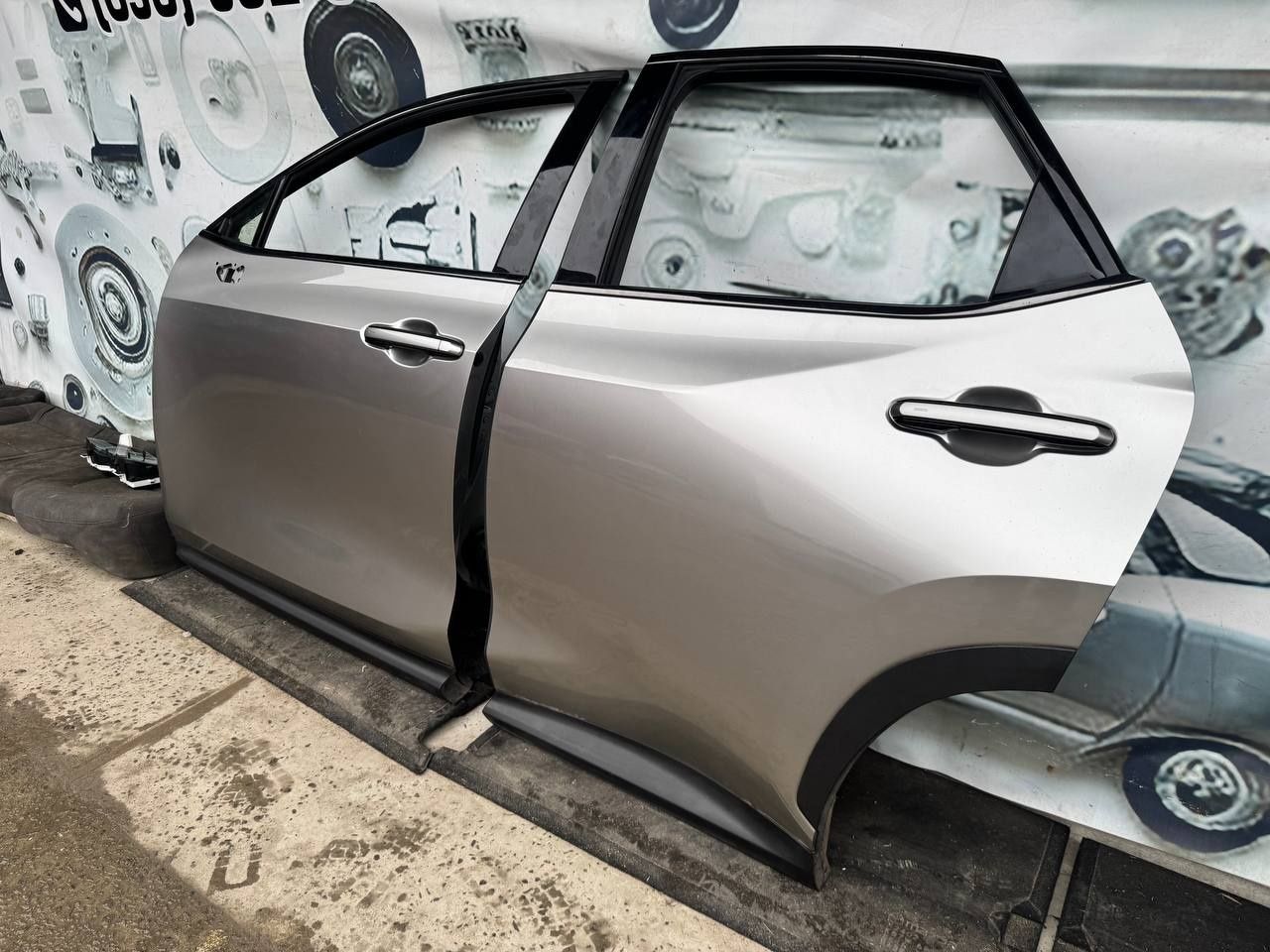 Lexus NX2 двері 22-25 року колір фарби 1J7