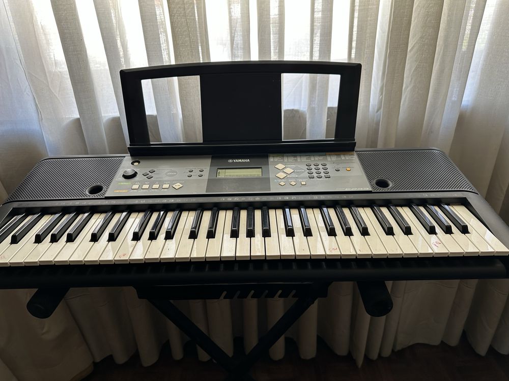 Teclado YAMAHA a funcionar perfeitamente