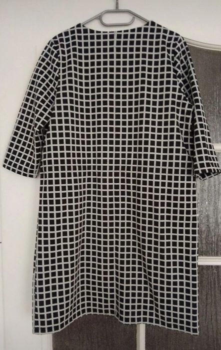 Sukienka  marki Esmara, charakteryzujący się czarno-białym wzorem w kr