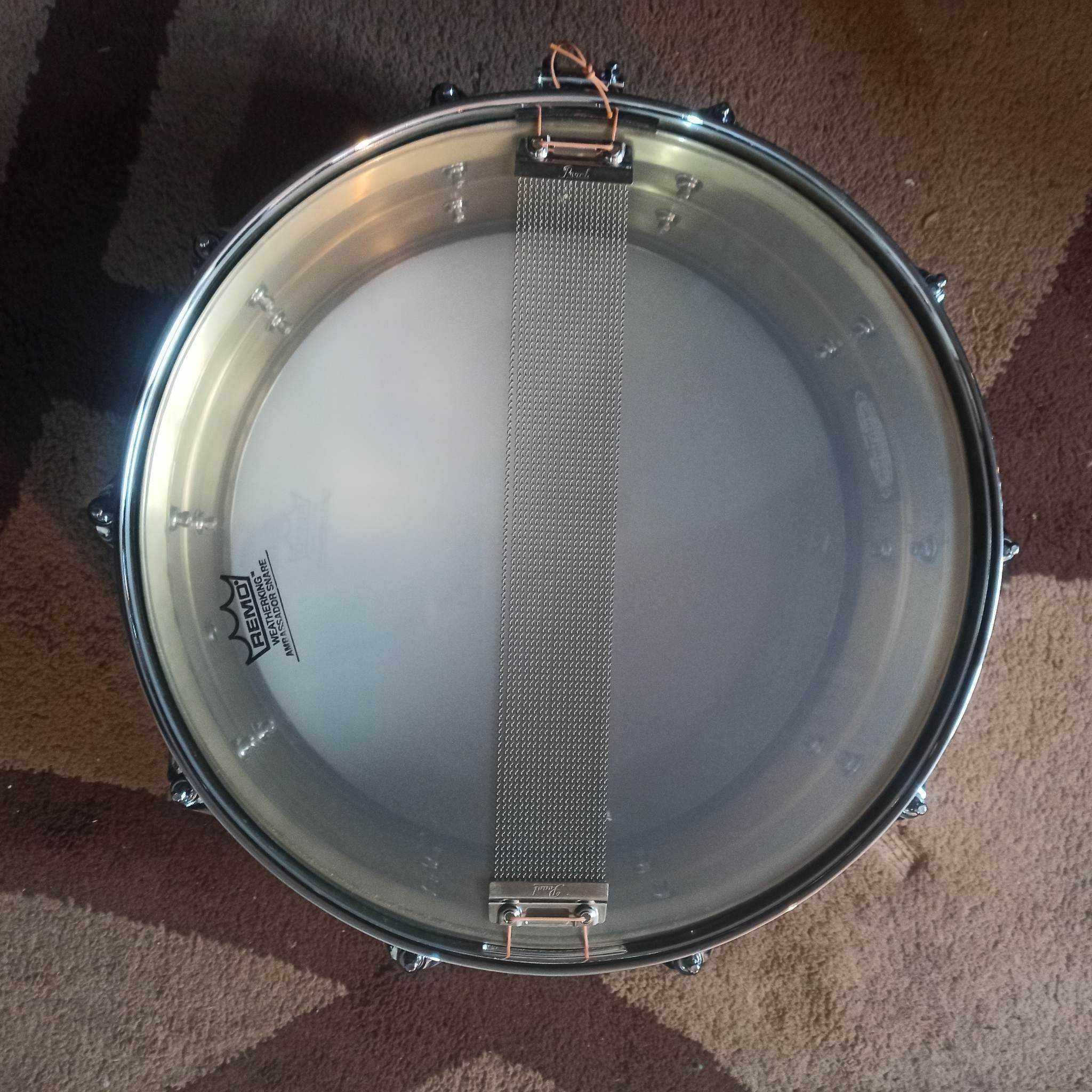 Snare: Pearl Sensitone Custom B-5514 14" x 5,5"