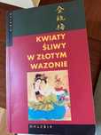 Kwiaty śliwy w złotym wazonie