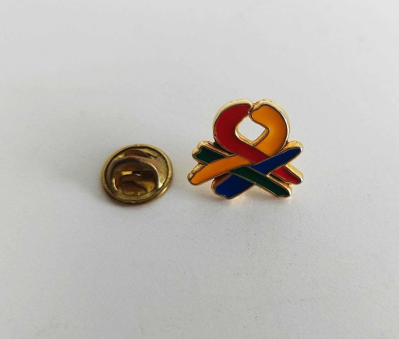 Pin de metal com logotipo da Benetton