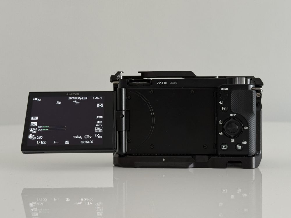 Sony ZV-E10 + cage SmallRig + bateria extra + carregador Sony