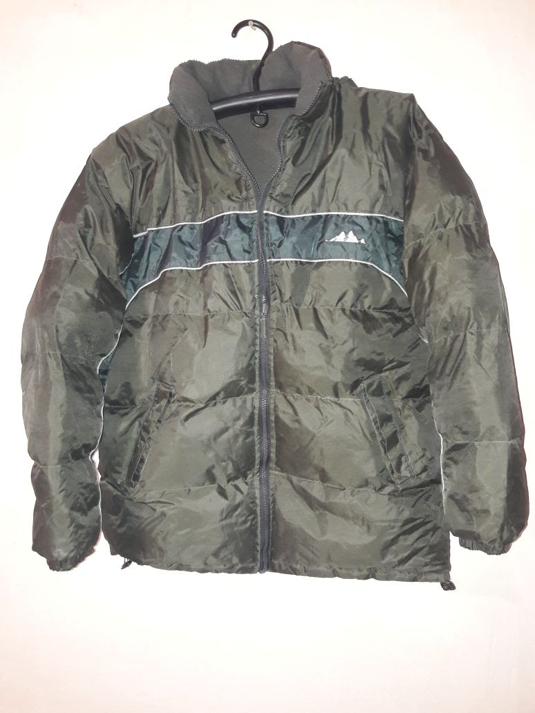 Продам теплую куртку 48-50 размер, на средний рост, среднюю комплекцию