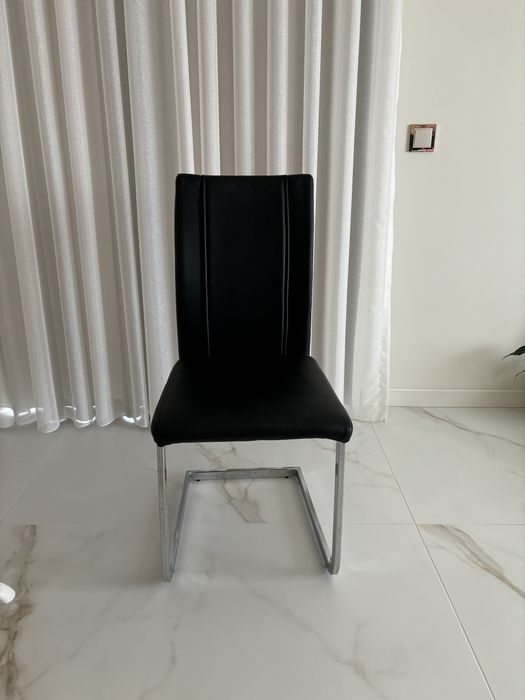 Cadeira eco pele preta com pernas em cromado