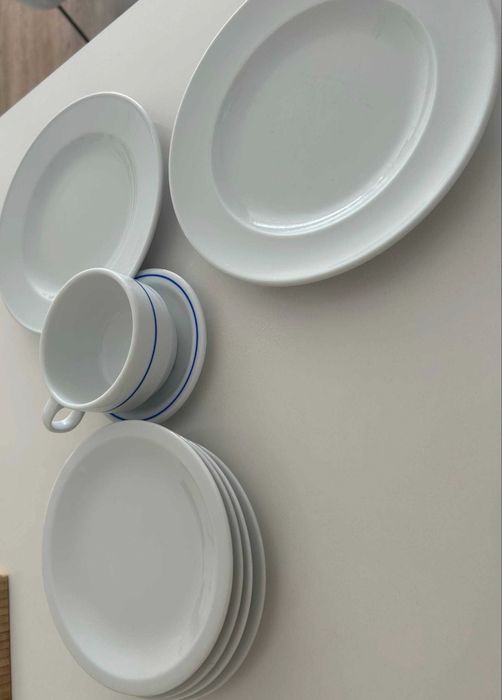 Conjunto de pratos e uma chávena