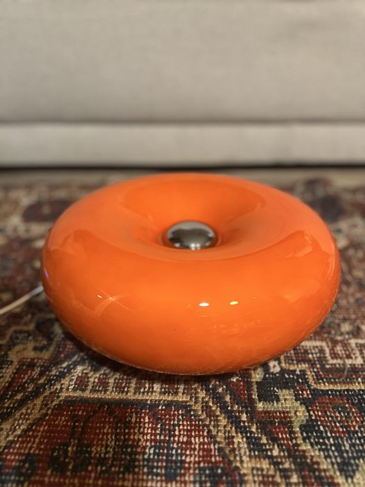 Pomarańczowa retro lampa donut