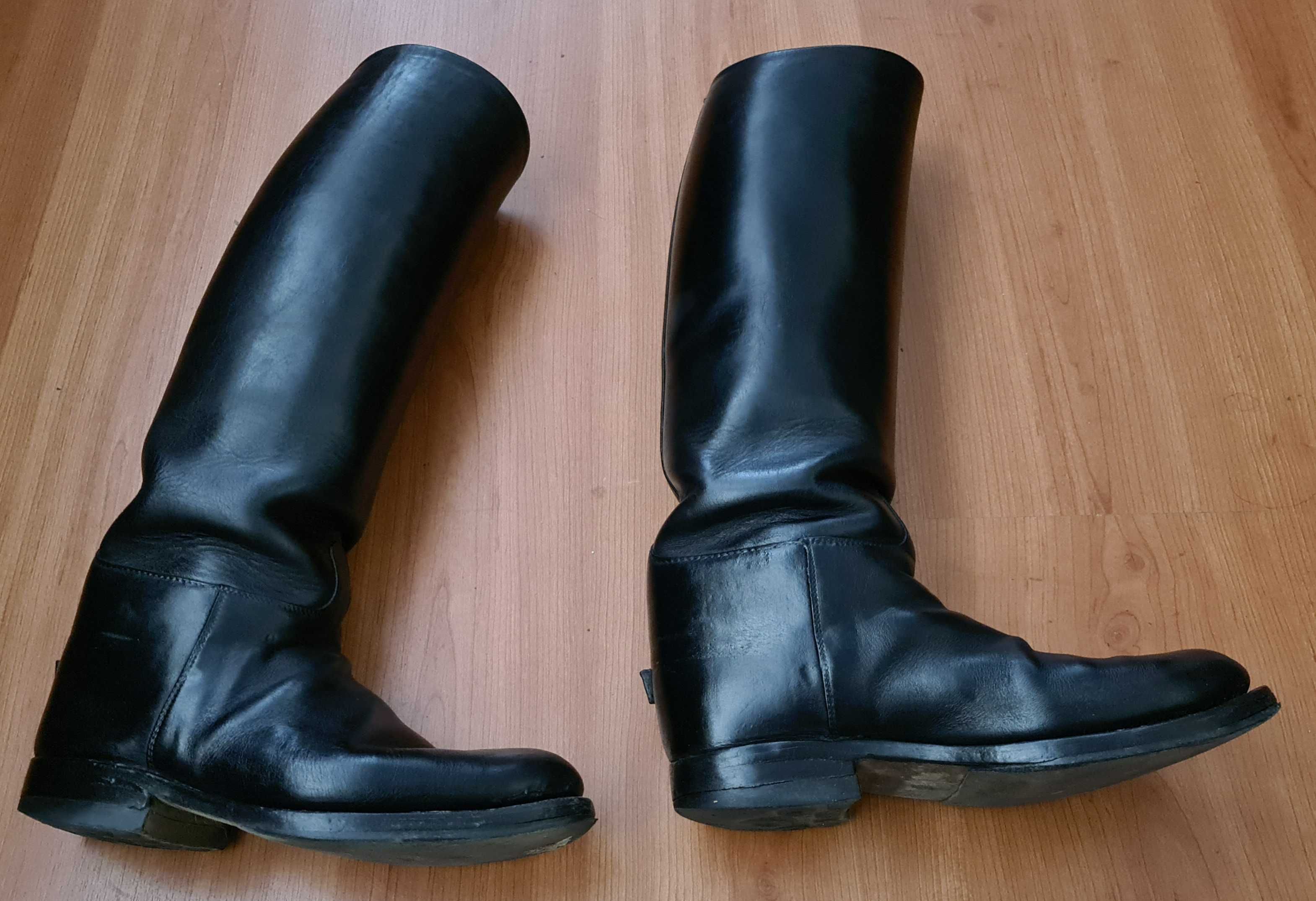 Botas de montar de cabedal, modelo militar.