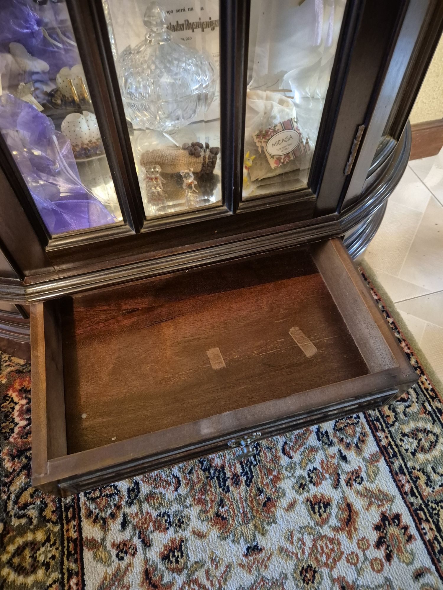 Móvel vitrine em madeira