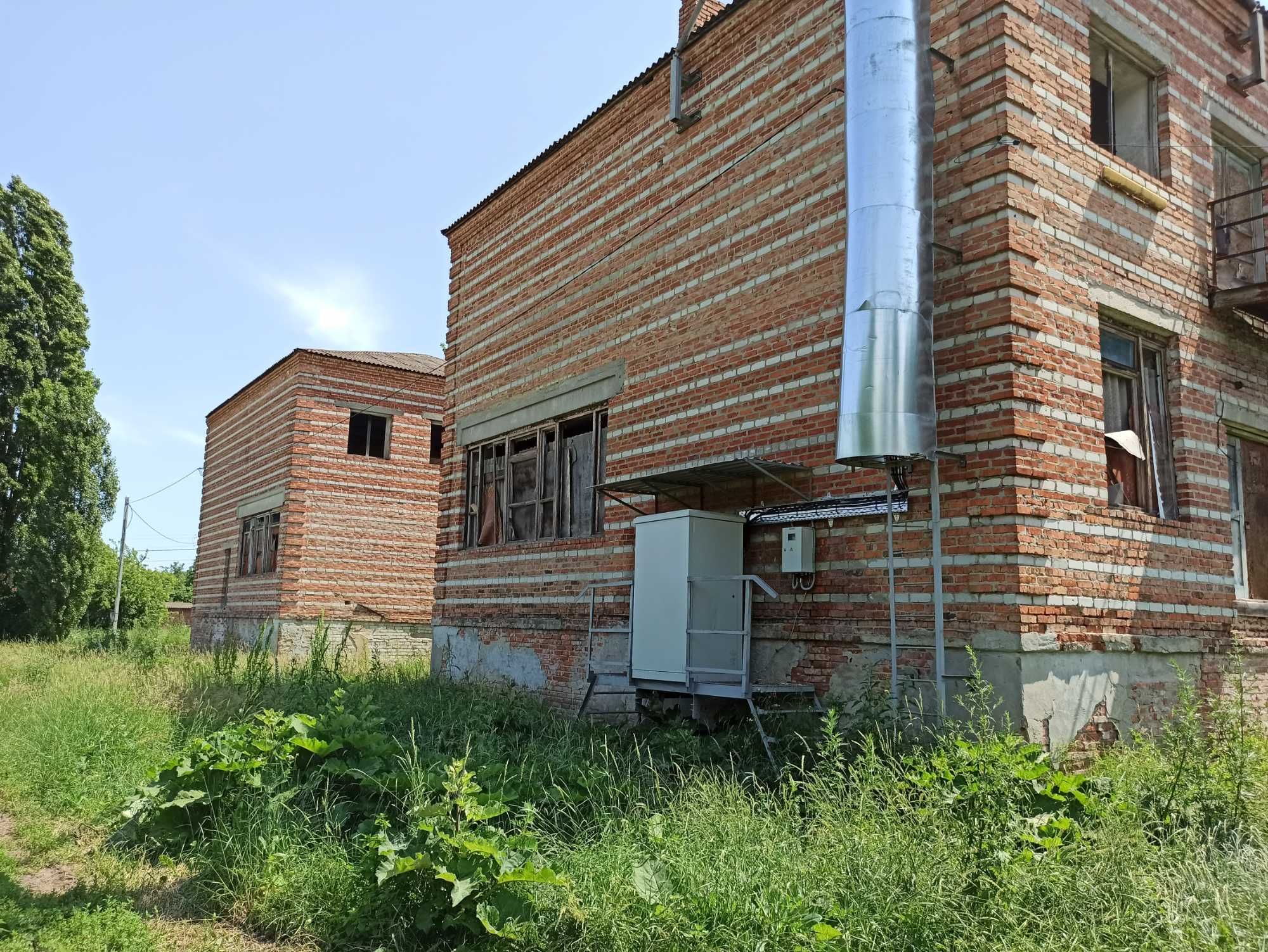 Продам нежитлову будівлю площею 2038,7 кв.м. на ділянці кат. 03.10