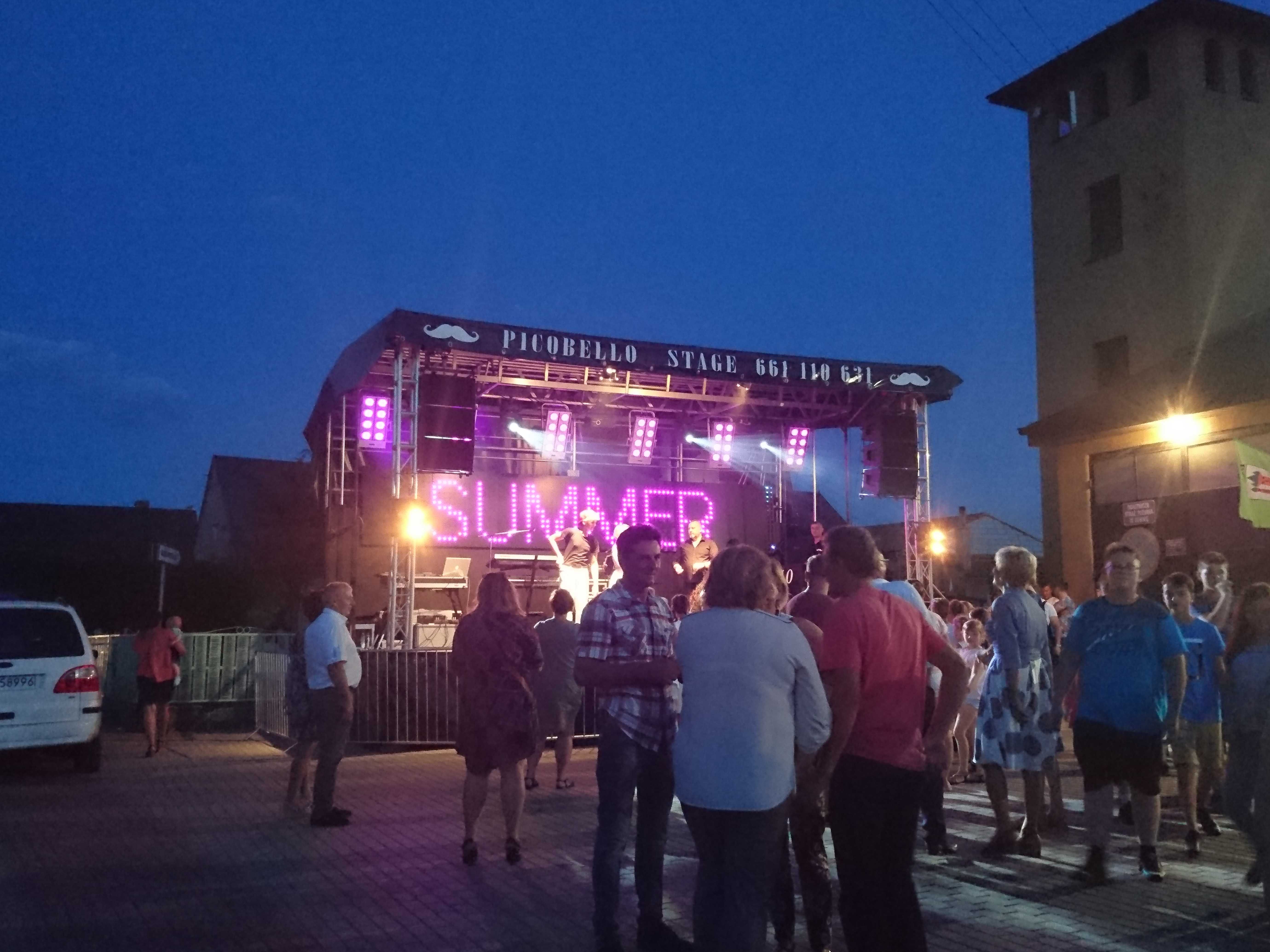 Scena mobilna Estrada Nagłośnienie Oświetlenie Barierki na twój Event