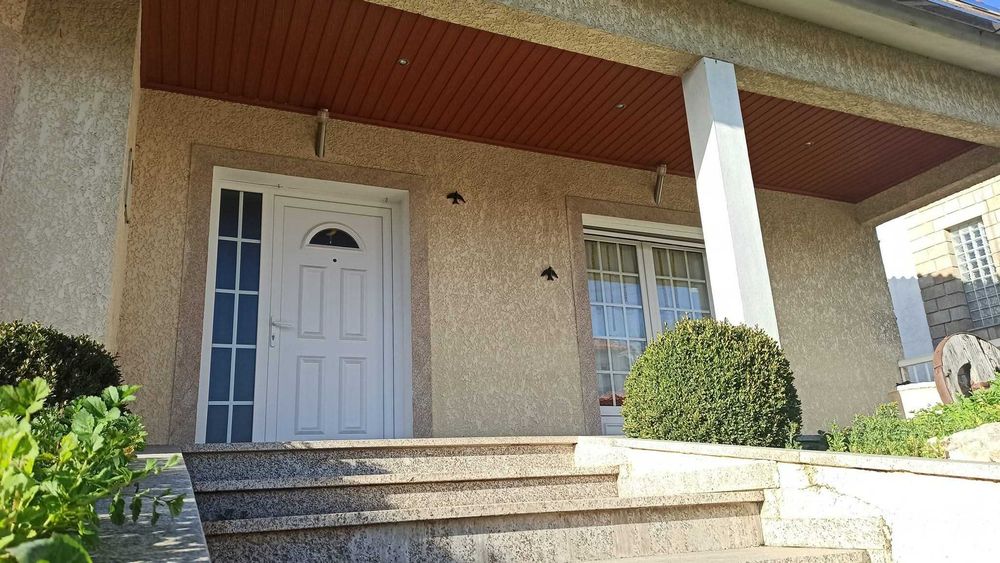 Moradia T5 com Garagem e Anexos – Bairro das Tapadas, Penedono