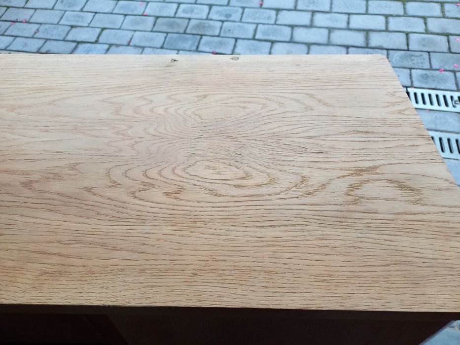 Toaletka stara w trakcie renowacji.