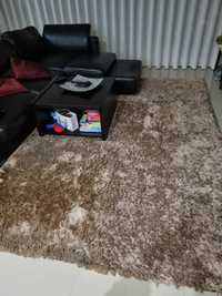 Carpetes beges de sala com pelo médio