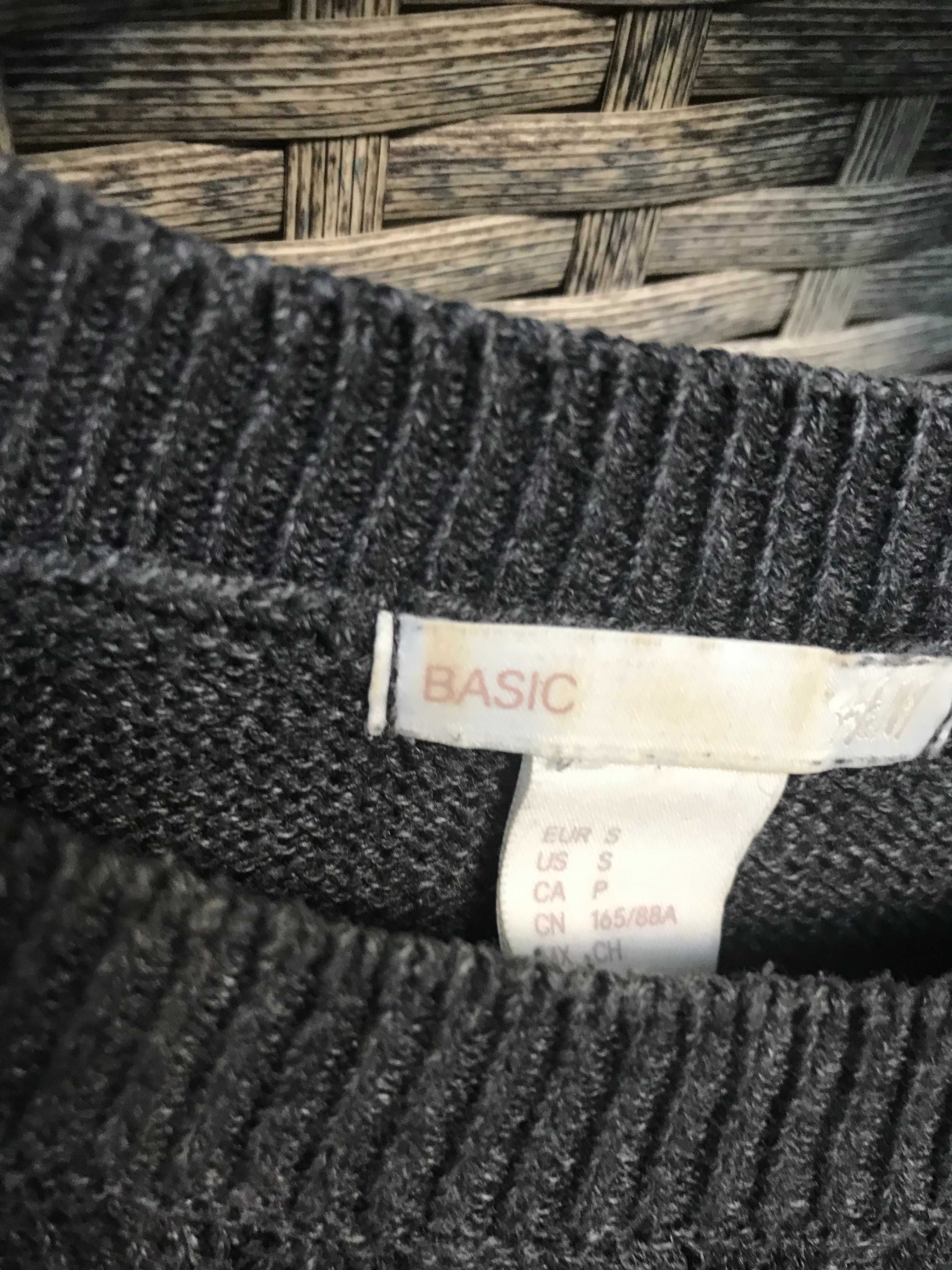 Grafitowy sweter o warkoczowym splocie