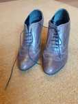 Buty na obcasie, wiązane, brązowe, rozm.39
