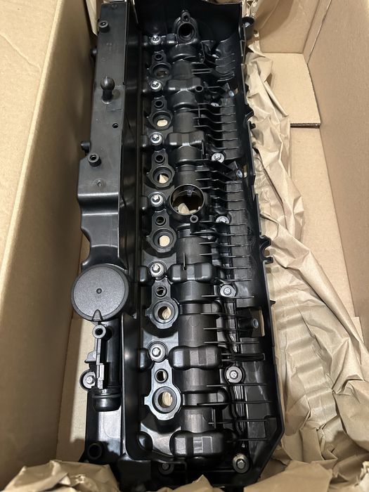 Клапанна кришка BMW  дизель G11,12 нова, офіційна