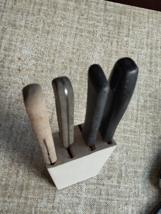 Stojak drewniany z nożami