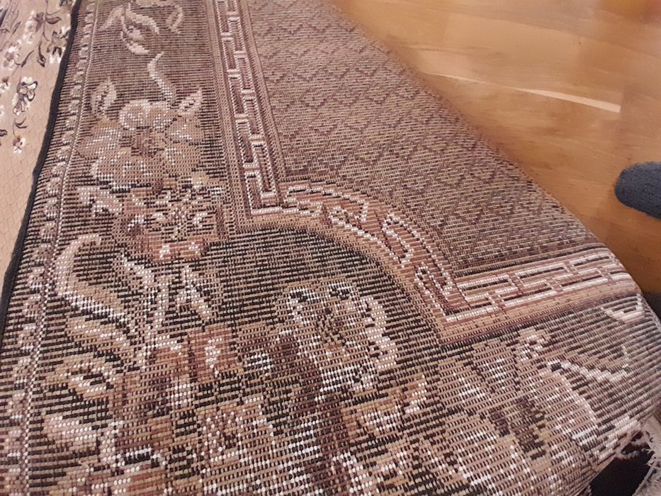 Продається килим в доброму стані розмір 2 на 3 метри