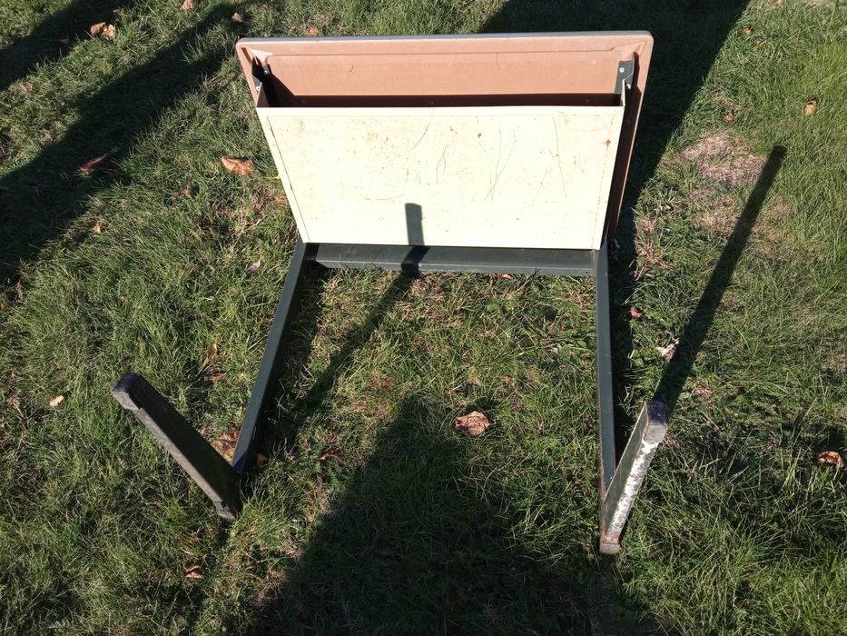 Biurko. Biurko. Wymiary: 70x70x50  cm.