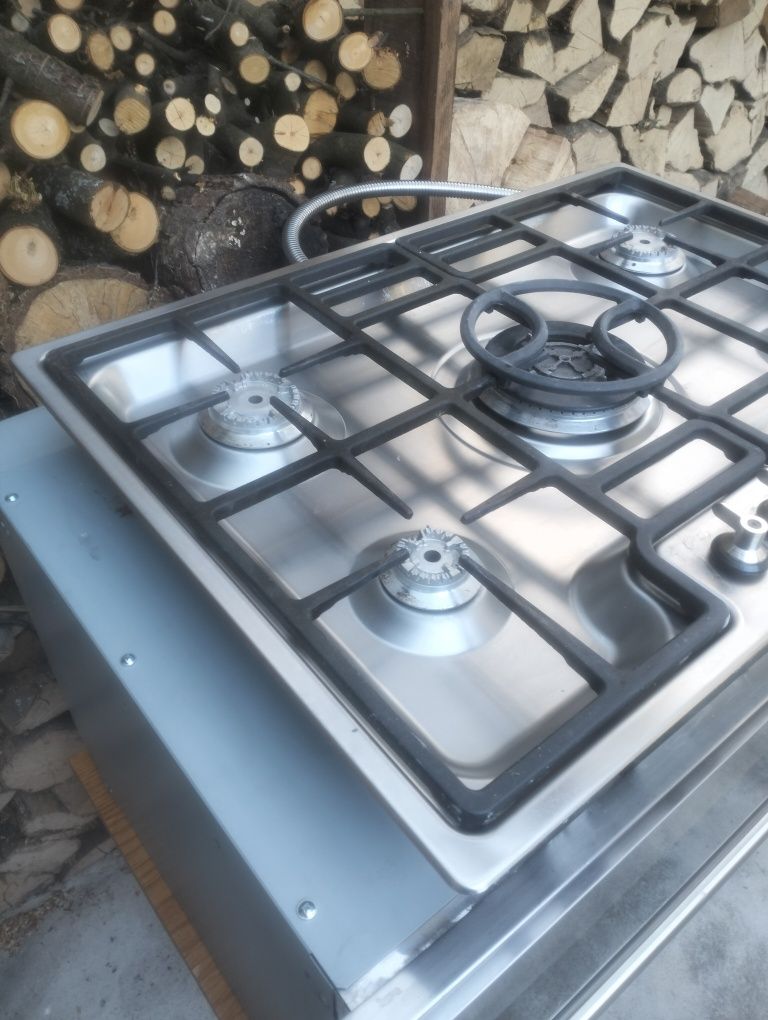 Elektryczny piekarnik z płytą gazową SMEG i pochłaniaczem BOSCH