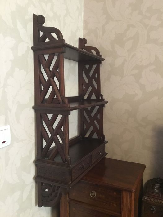 Regalik wiszący z drewna egzotycznego