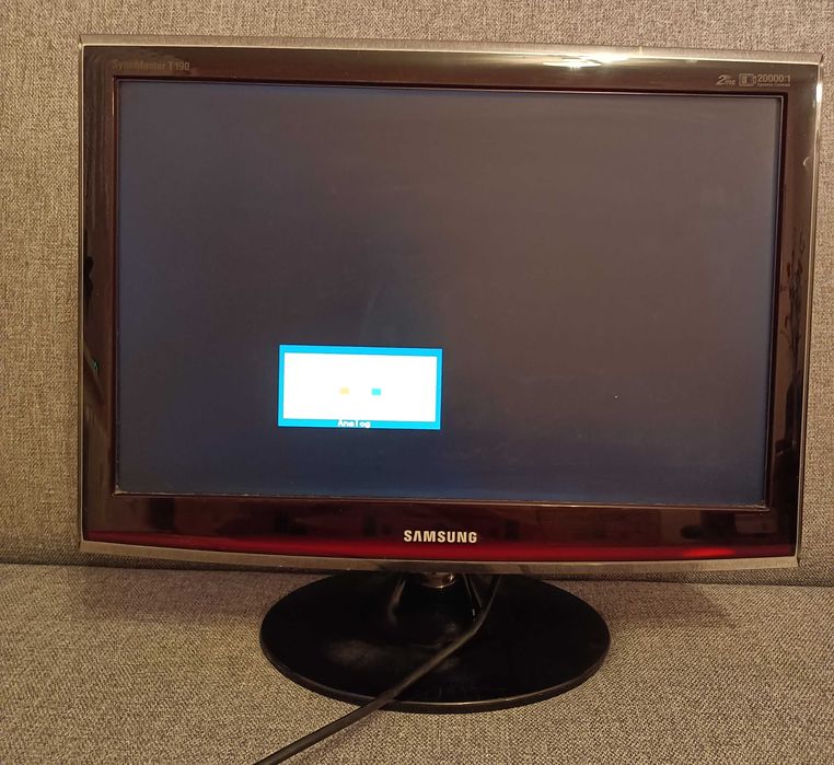 Monitor do komputera +kabel zasilający. 19 cali.