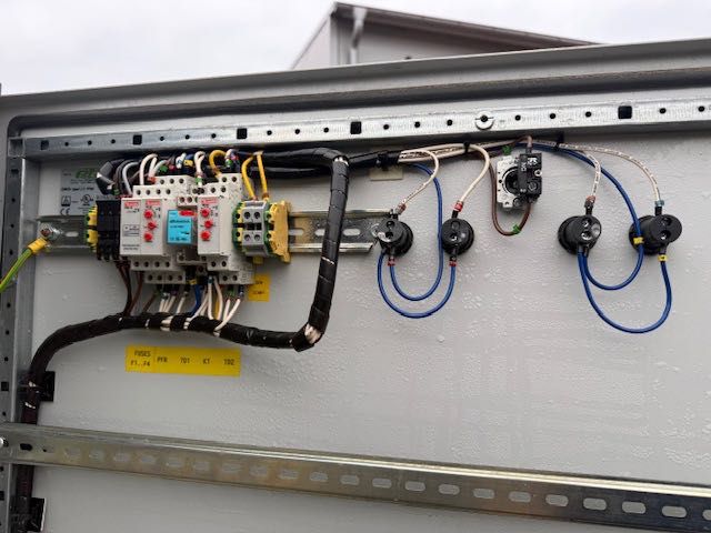 SZAFA sterującą elektryczna ze stycznikami nc2-630/4