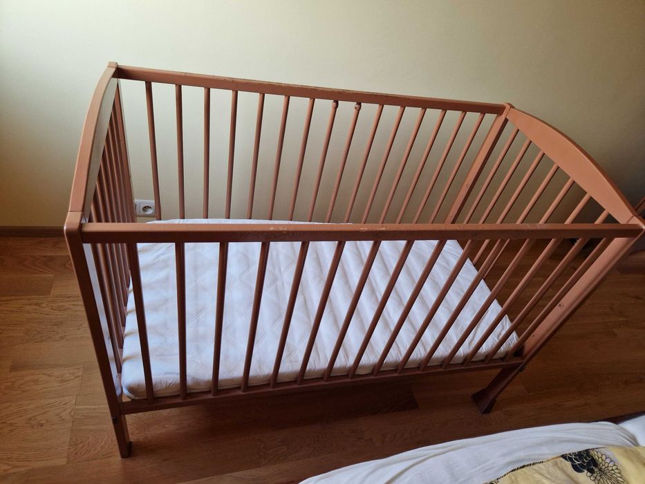 Łóżeczko dziecięce drewniane + akcesoria