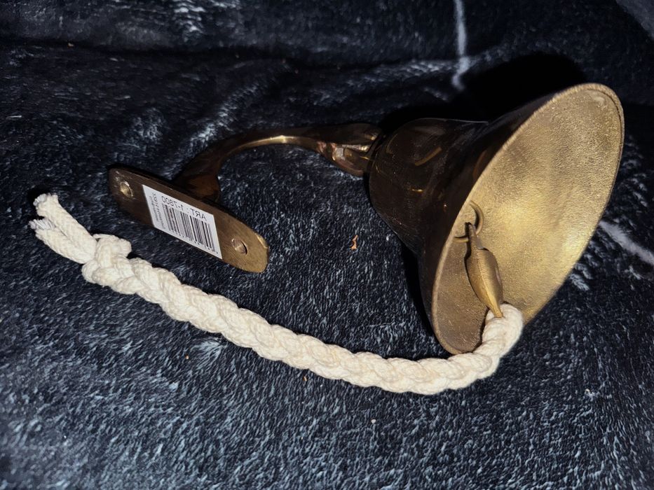 Mosiężny dzwon okrętowy.