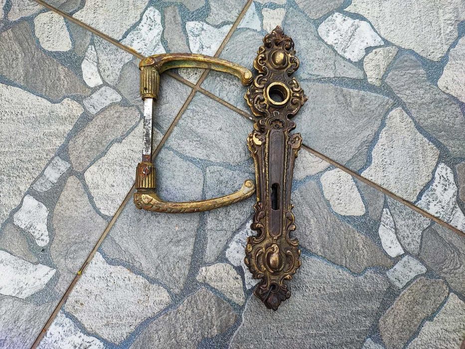 Stare szyldy,klamki,do drzwi mosiężne,rozstaw 8,9 cm.