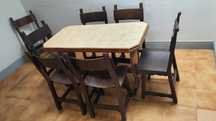 Mesa de cozinha ou sala e cadeiras em estilo rústico